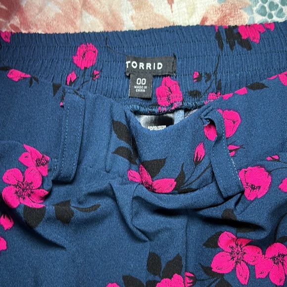 NWOT Torrid Floral Crepe Wide Leg Pant, size 00, m/l 10 - Picture 3 of 5